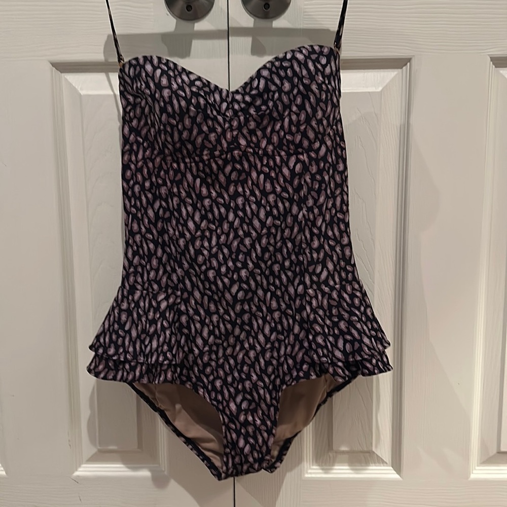 DKNY Size 10 One-piece Ruffle Leopard Print Swimsuit